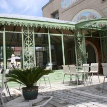 terrasse de restaurant avec lambrequins et marquise